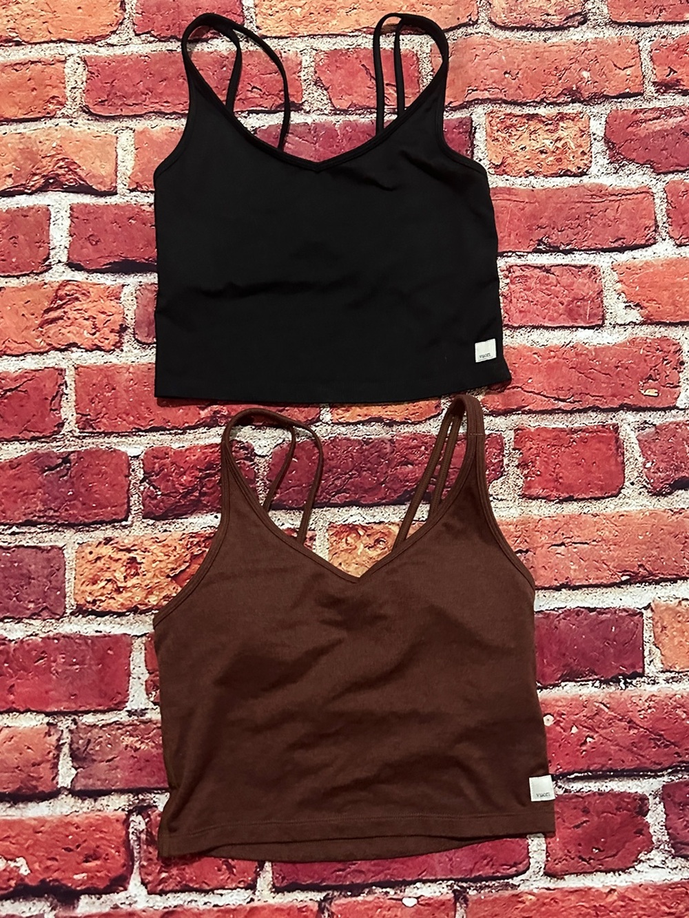 2 Vuori cropped tank tops size small
